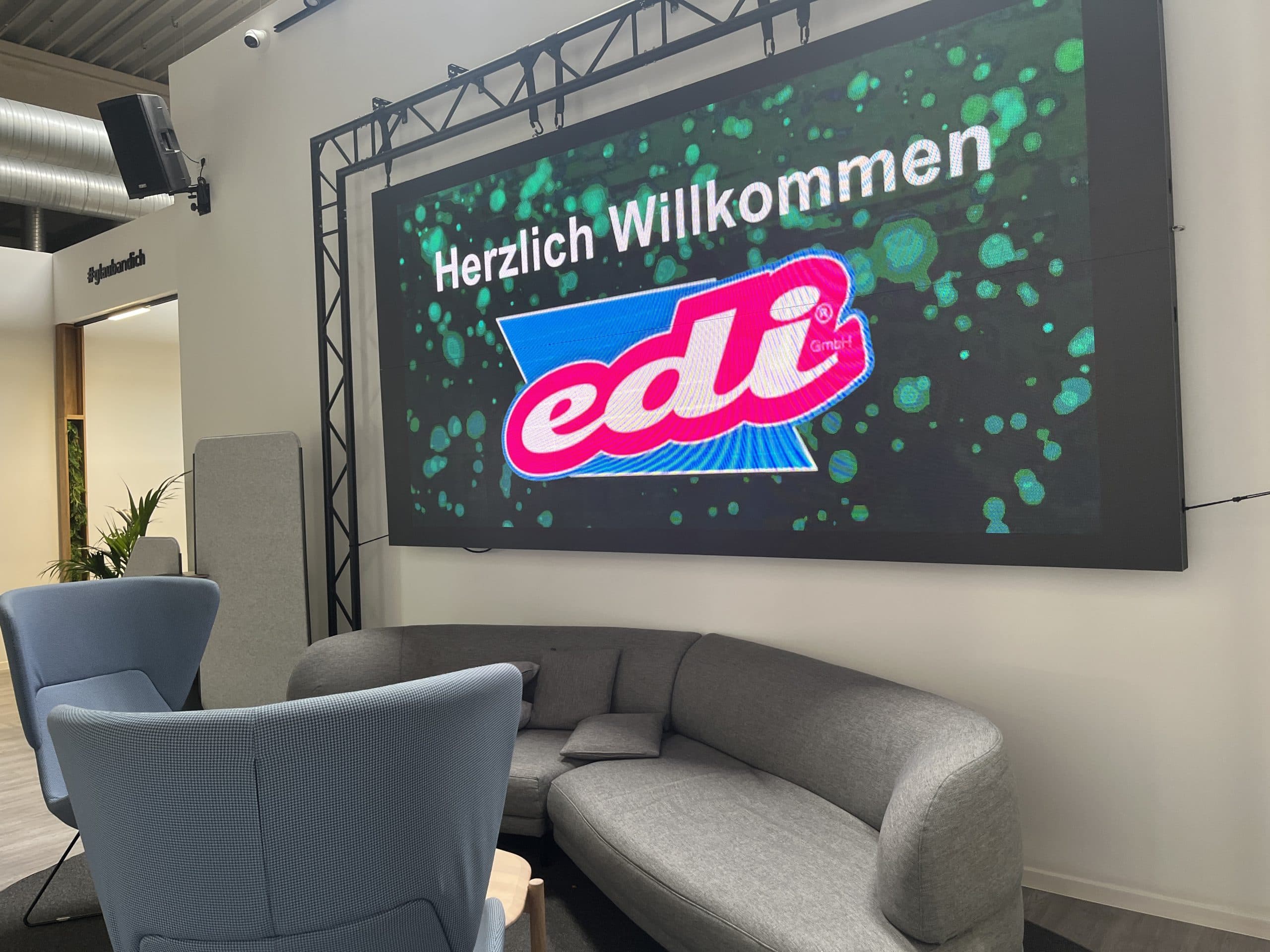 LED Begrüßungsbildschirm in der Fahrschule