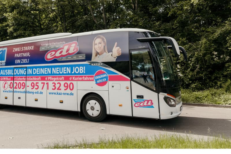 Moderner Schulungsbus mit Edi Branding